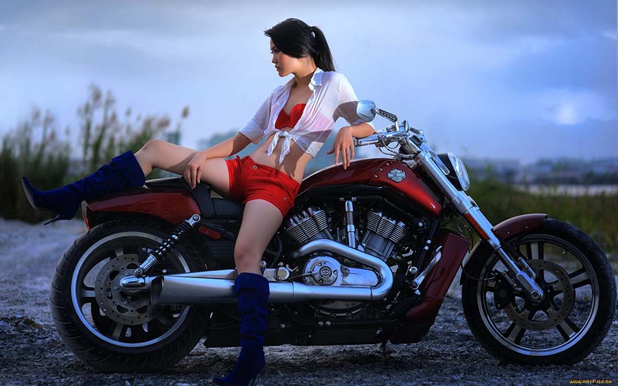 Beautiful girls and motorcycles in Columbo