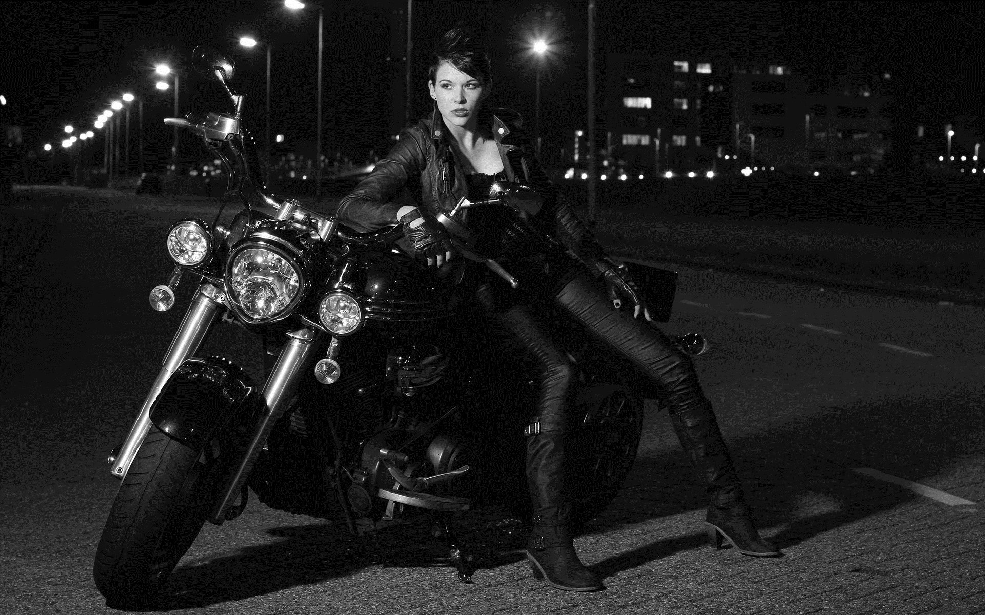 Photo Beautiful girls and motorcycles in Columbo