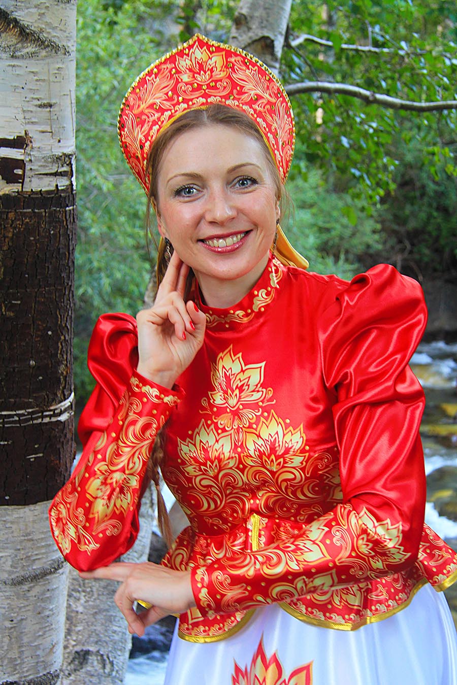 Women in Slavic costumes in Columbo