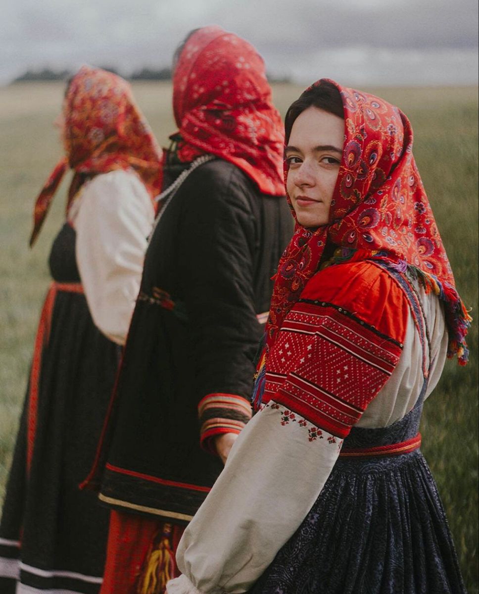 Women in Slavic costumes in Columbo