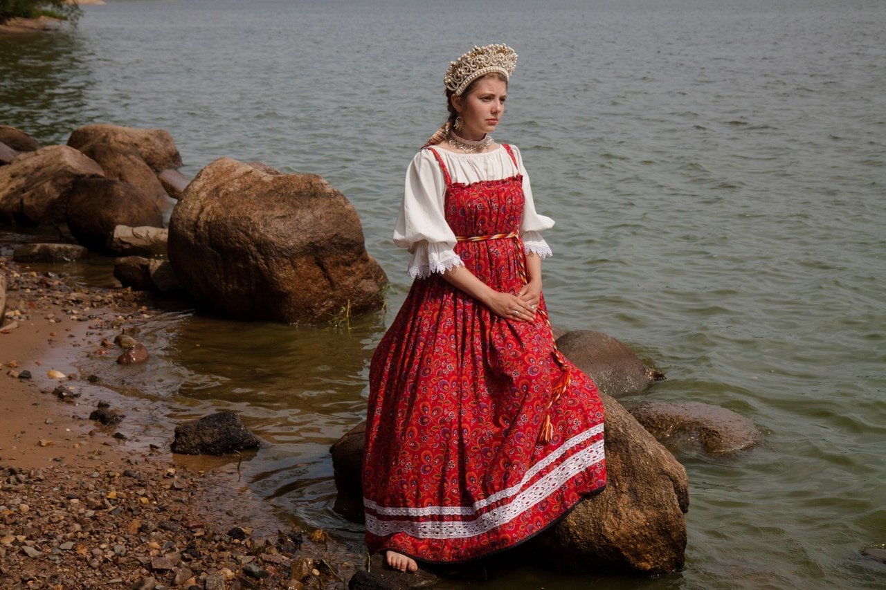 Women in Slavic costumes in Columbo