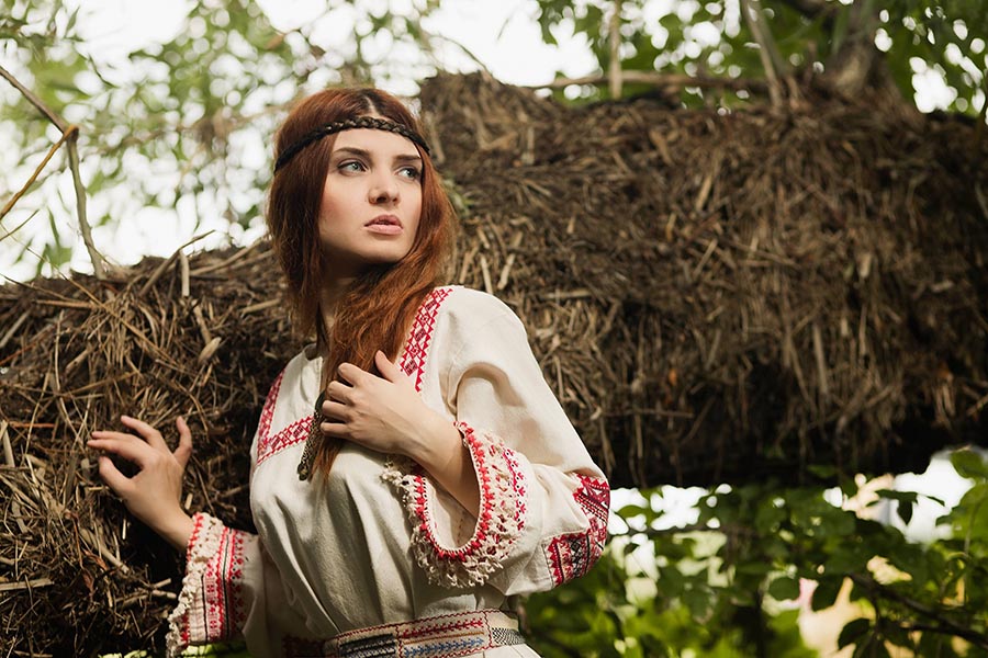 Women in Slavic costumes in Columbo