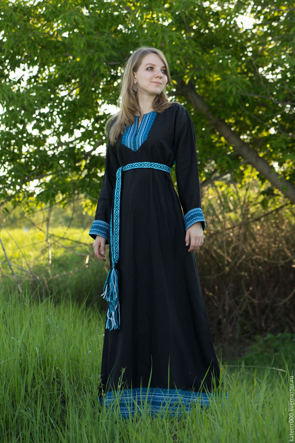 Women in Slavic costumes in Columbo