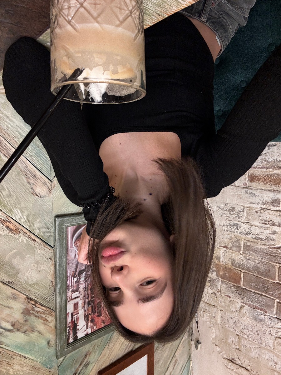 Fresh photos, fresh mood — Tina online in Columbo